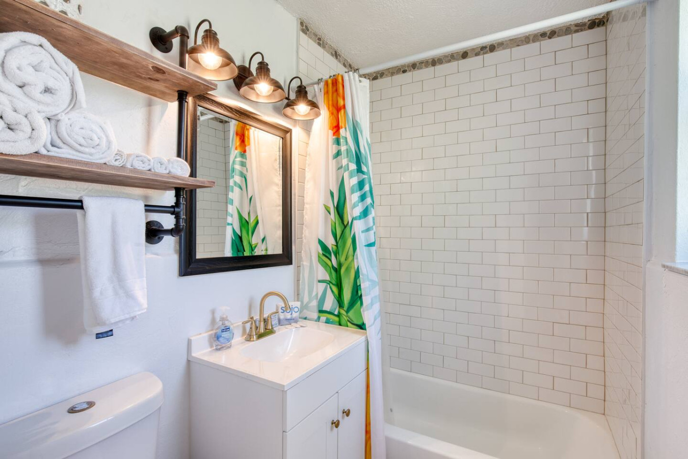 Pineapple 7 Shores Retro Inn 5