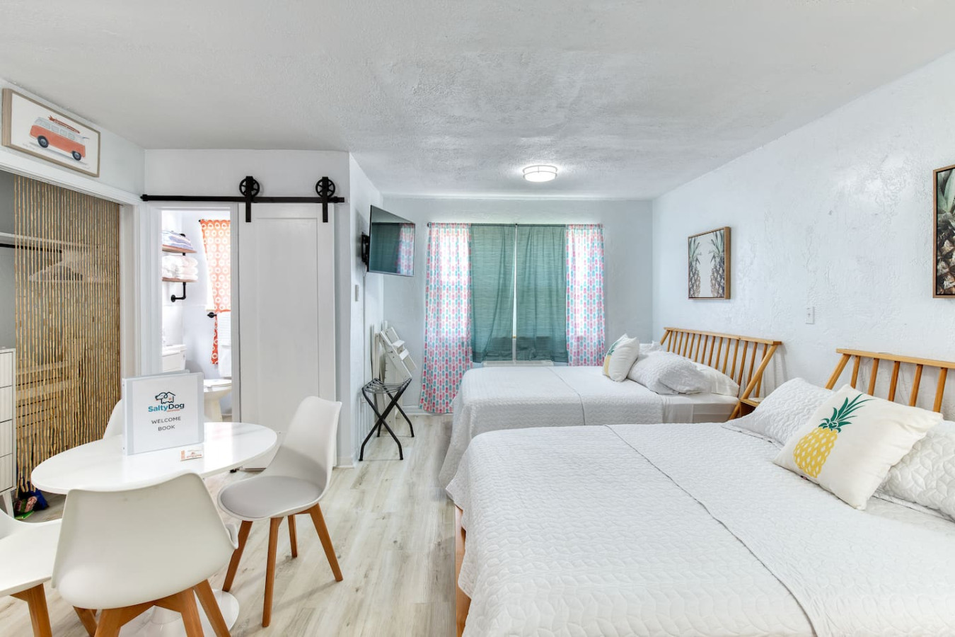 Pineapple 3 Shores Retro Inn 3