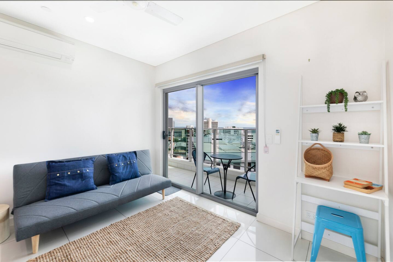 Zen Seabreeze: Workdesk ~ Balcony Dining ~ Seaview