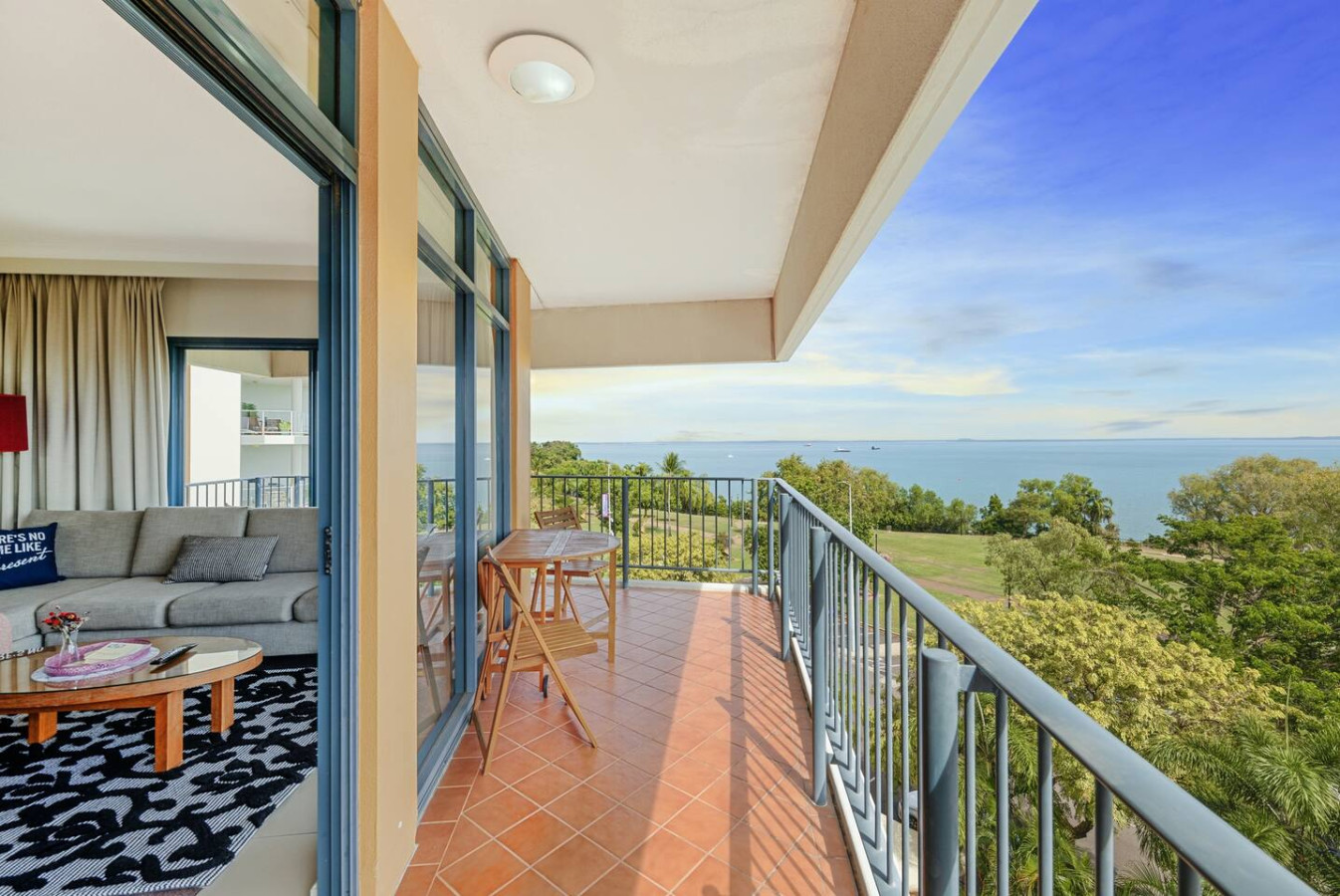 ZEN88 Esplanade: 3-BR Luxury Suite Near Waterfront - Savor breathtaking sunsets from our balcony, where every moment feels like a postcard come to life