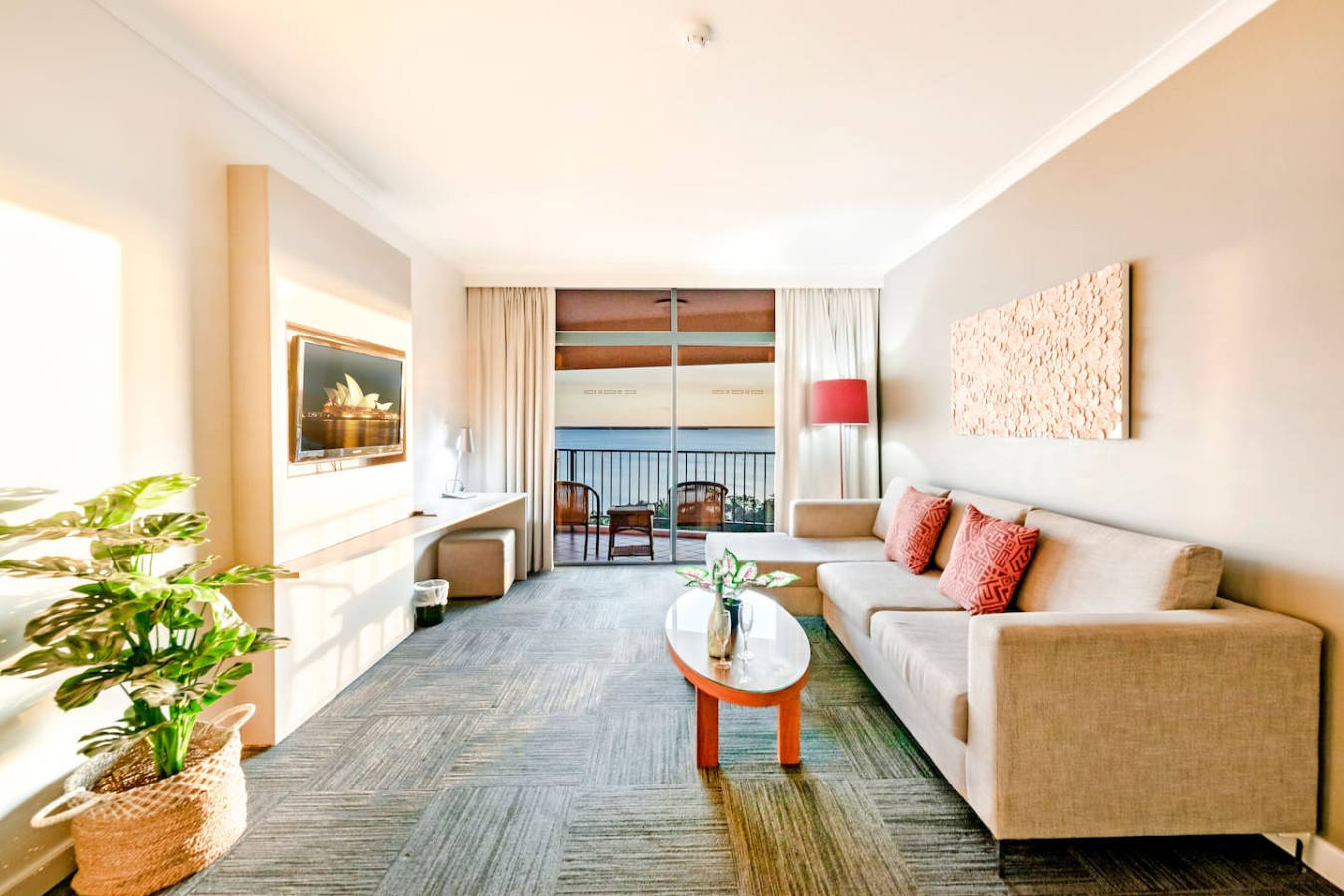 ZEN88 ESPLANADE: 1-BR Top Floor Ocean View Suite- Experience the warmth of home in our inviting unit, where thoughtful touches create a welcoming atmosphere