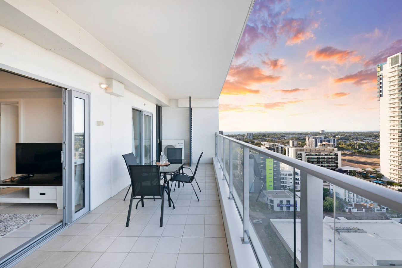 Zen Ocean Bliss: Seaview ~ Balcony ~ OutdoorDining