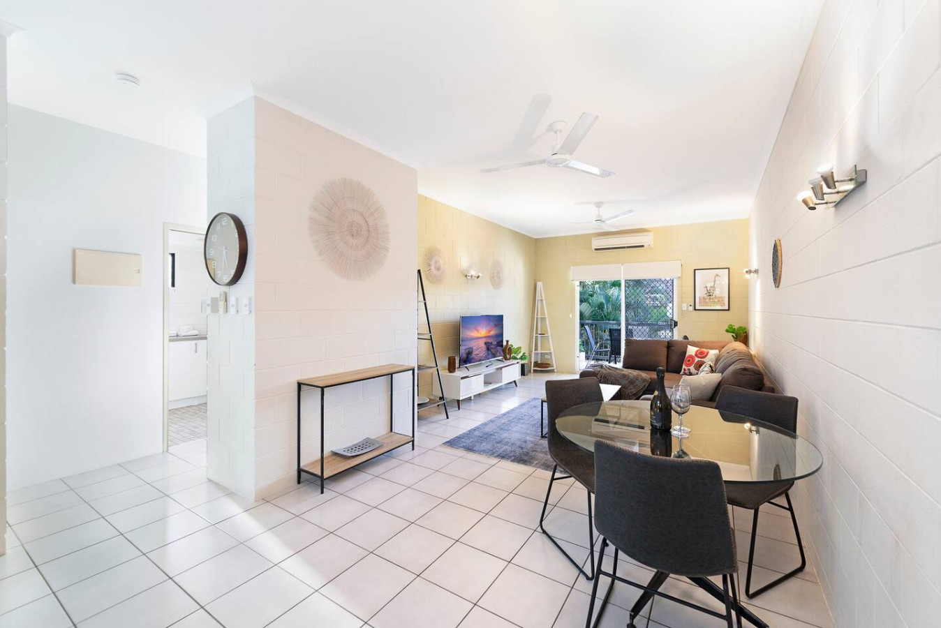 ZEN Westralia: 2-BR Cozy Inner-City Apt Near Shops - Discover modern elegance inside our cozy unit, where every corner exudes comfort and style