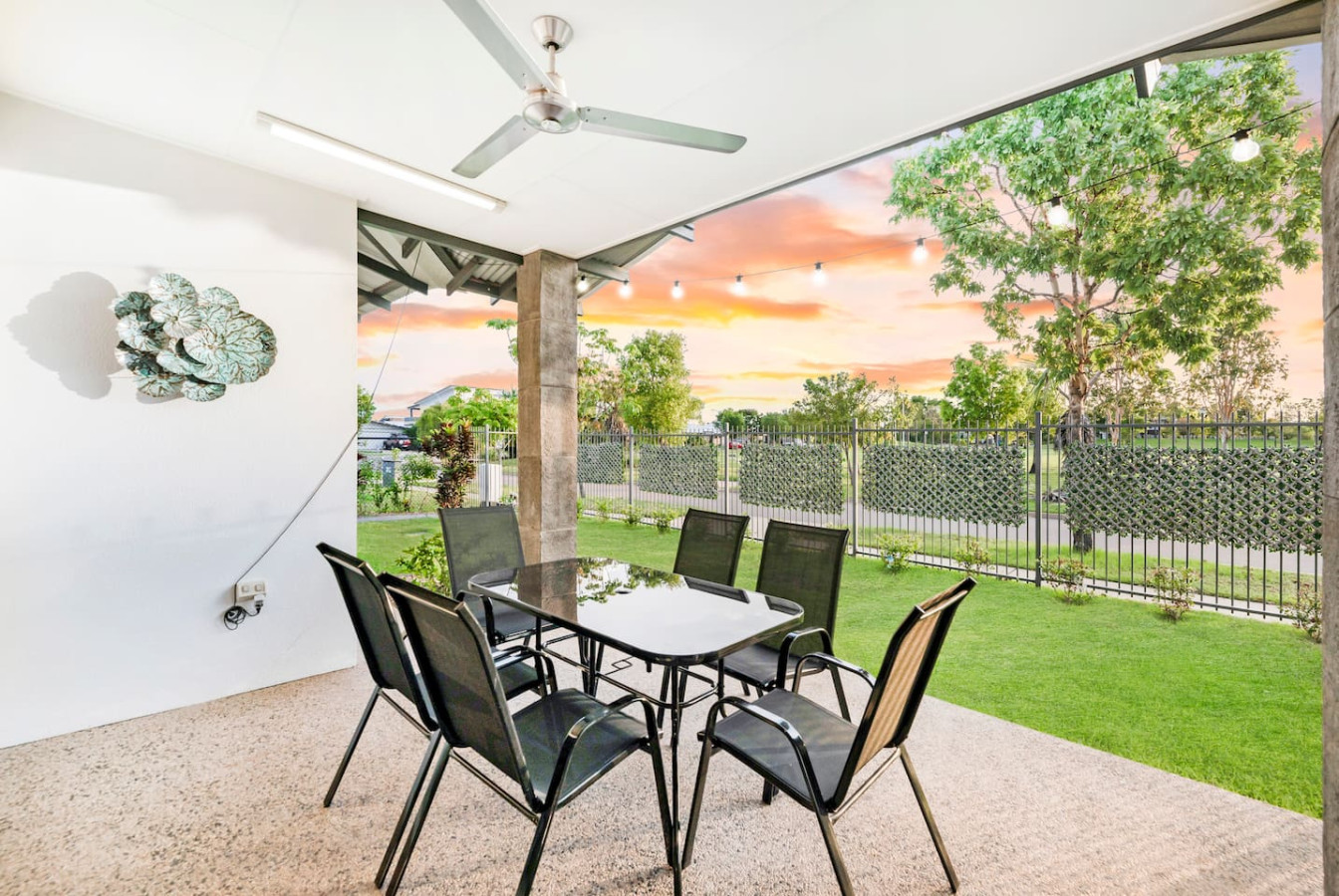 Zenhouse Bushland: Fenced Backyard ~ Near Hospital