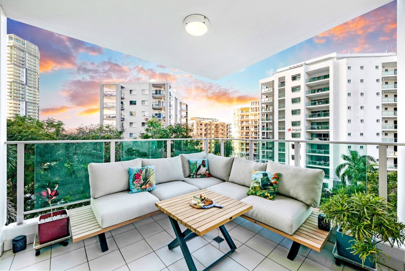 ZEN Tree Blossom: 3-BR Luxury Apt Near Waterfront - Enjoy morning coffee with a spectacular view on the balcony.