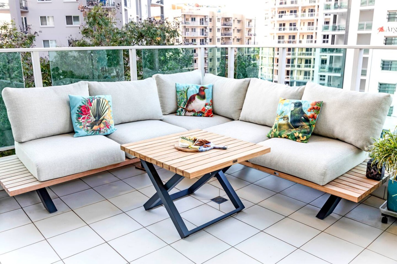 ZEN Tree Blossom: 3-BR Luxury Apt Near Waterfront- Experience sunsets like never before from our scenic balcony.