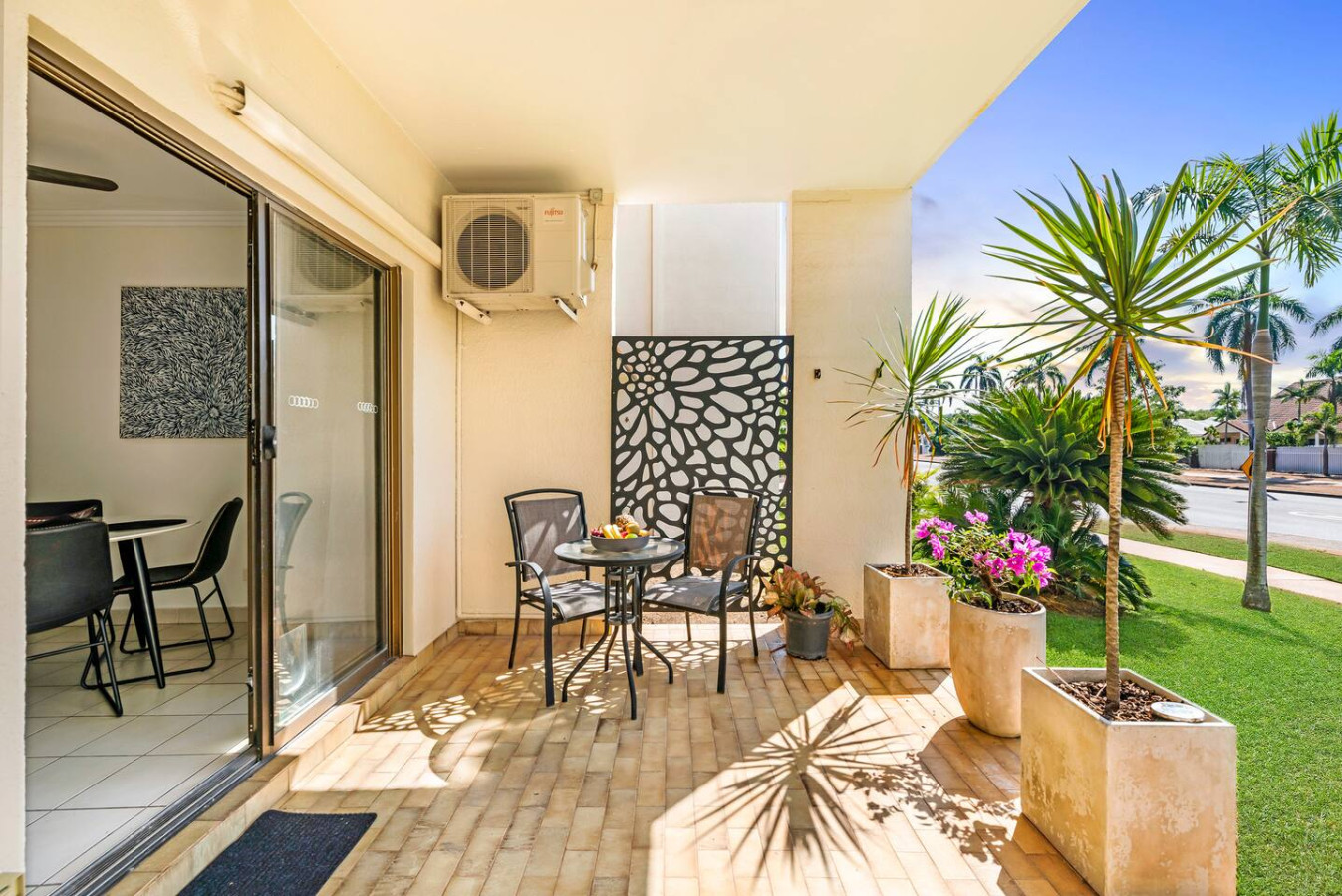 Zen Offshore: Front Porch ~ Lawn ~ Outdoor Dining