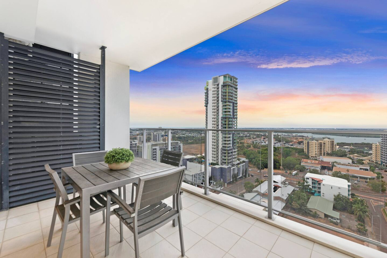 Sunny Shores: Sea Front ~ City Views ~ Gym ~ Pool
