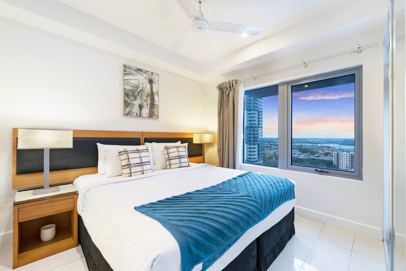 ZEN SUN CITY Cozy 2-BR/2-BA Ocean View Retreat - Experience the height of elegance in our marble-clad ensuite bathroom, a sanctuary of sophistication