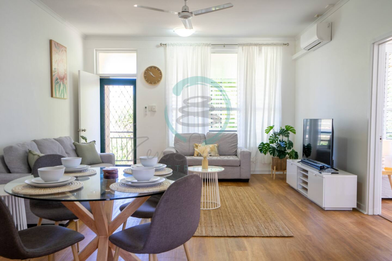 Zen Nest: Cozy  ~ Lawn ~ Minimalist - Make yourself at home in our airy living room, where relaxation comes naturally and memories are made