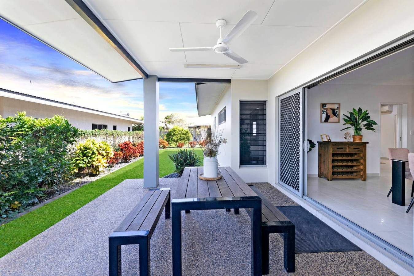 Zenhouse Vista: Elegant Coastal Haven