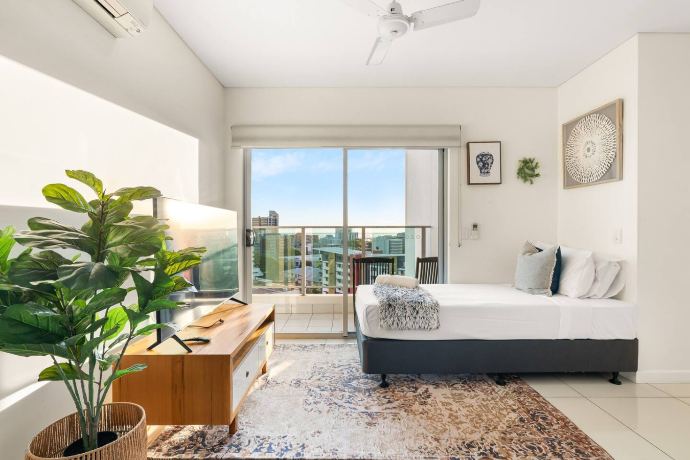 Zen Towers: Executive SeaView Apt in Darwin CBD- Experience the joy of waking up to nature's beauty in our bedroom retreat, where every sunrise is a promise of a new day