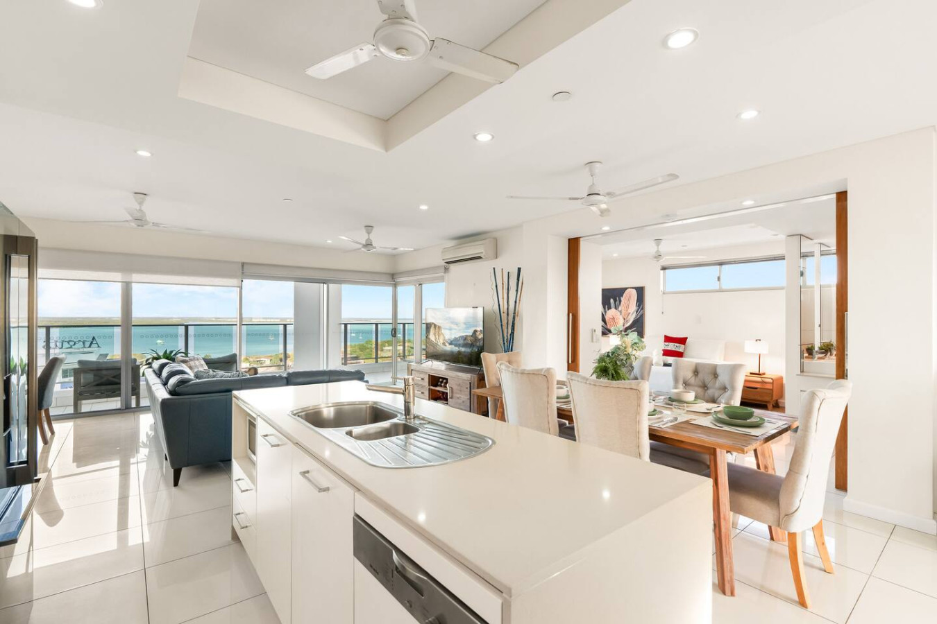 Zen Towers: Executive SeaView Apt in Darwin CBD - Where spaciousness meets style, this unit offers the perfect blend
