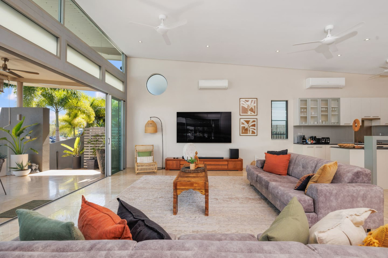 Quayside Paradise: Pool - Kayak - Marina Deck - Cozy up in style in our inviting living room ️✨ #HomeAwayFromHome