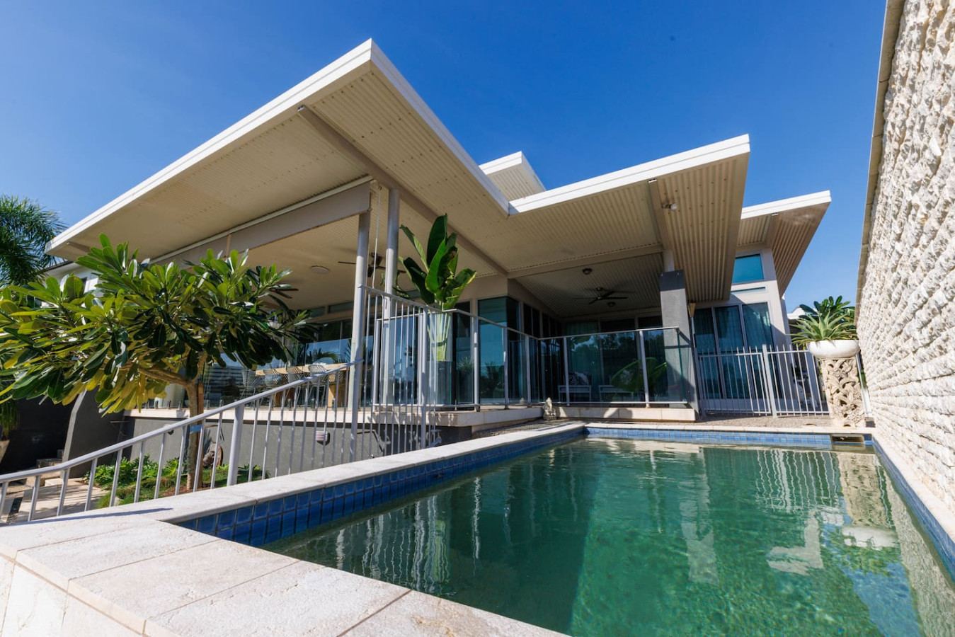 Water-Front Paradise: Pool - BBQ - Balcony Dining