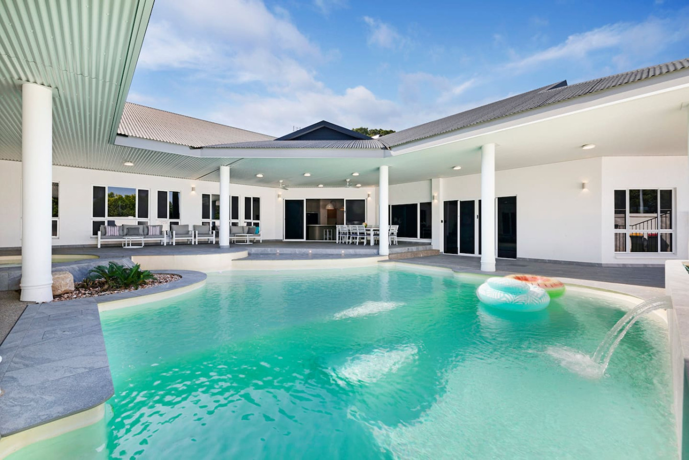 Majestic Manor: Stylish Super Home ~ Pool ~ BBQ
