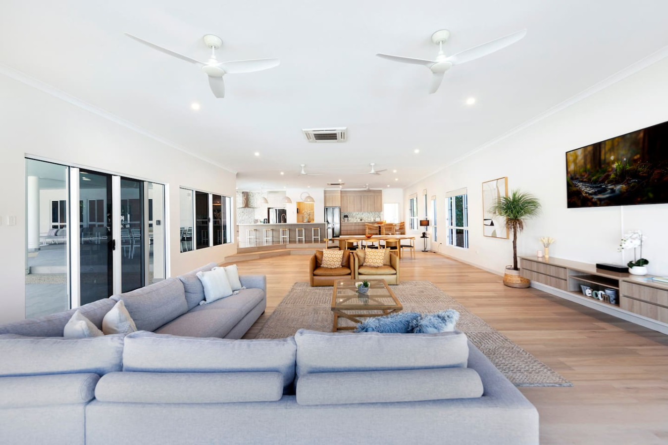 Majestic Manor: Stylish Super Home ~ Pool ~ BBQ