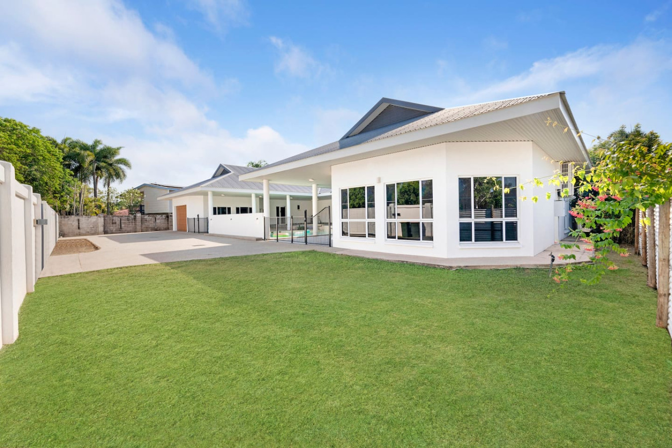 Majestic Manor: Stylish Super Home ~ Pool ~ BBQ