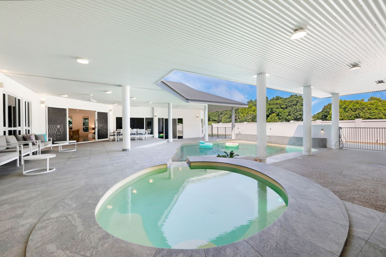 Majestic Manor: Stylish Super Home ~ Pool ~ BBQ