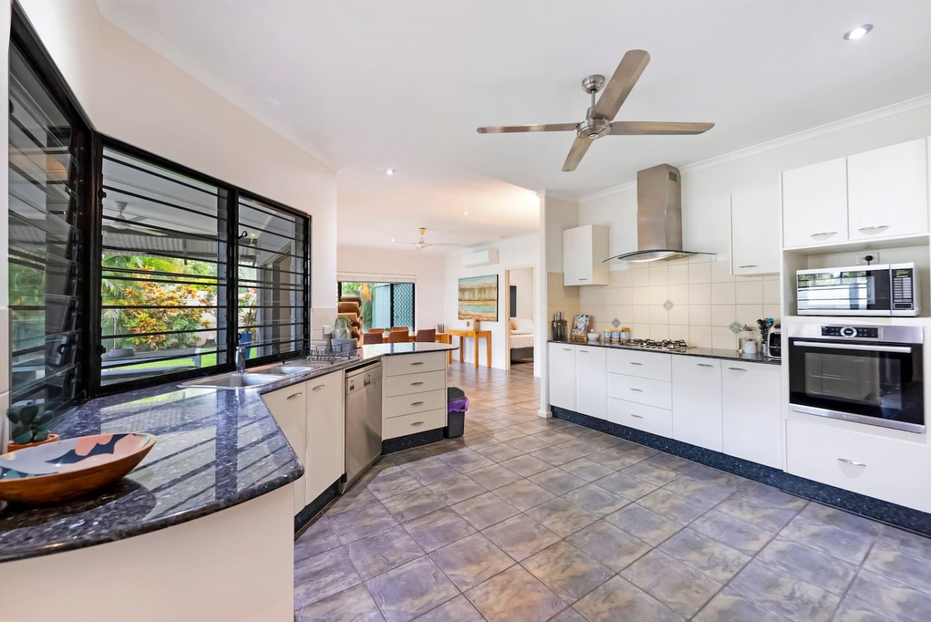 Zenhouse: Cityside Family House ~ Pool ~ Markets