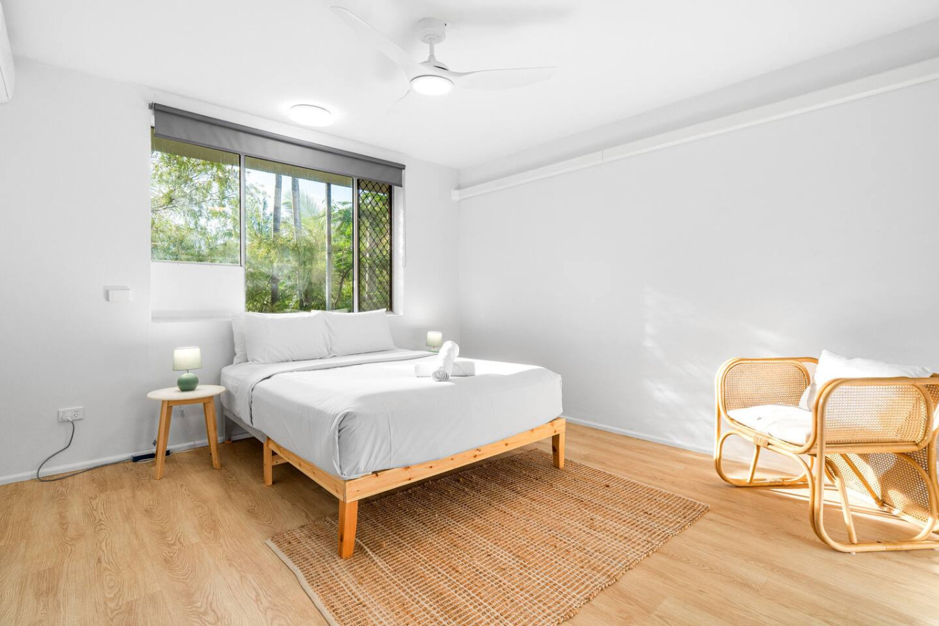 Zen Crescent Sanctuary : Cozy - Modern - Unique