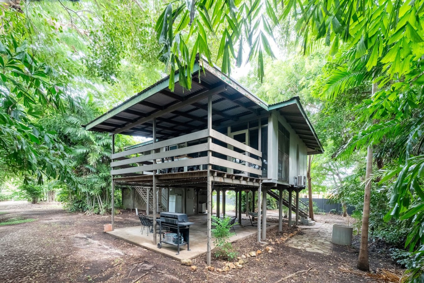 Zen City Tropics: Fenced Yard - Balcony - Desk