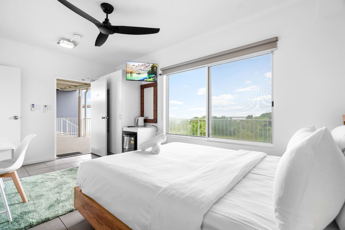 Zen Marina Rm: bayview - shared pool - central