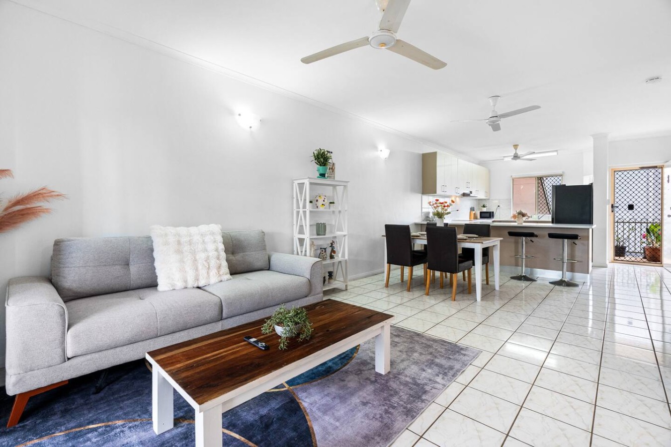 Bright & Cozy Apartment: Central - Modern