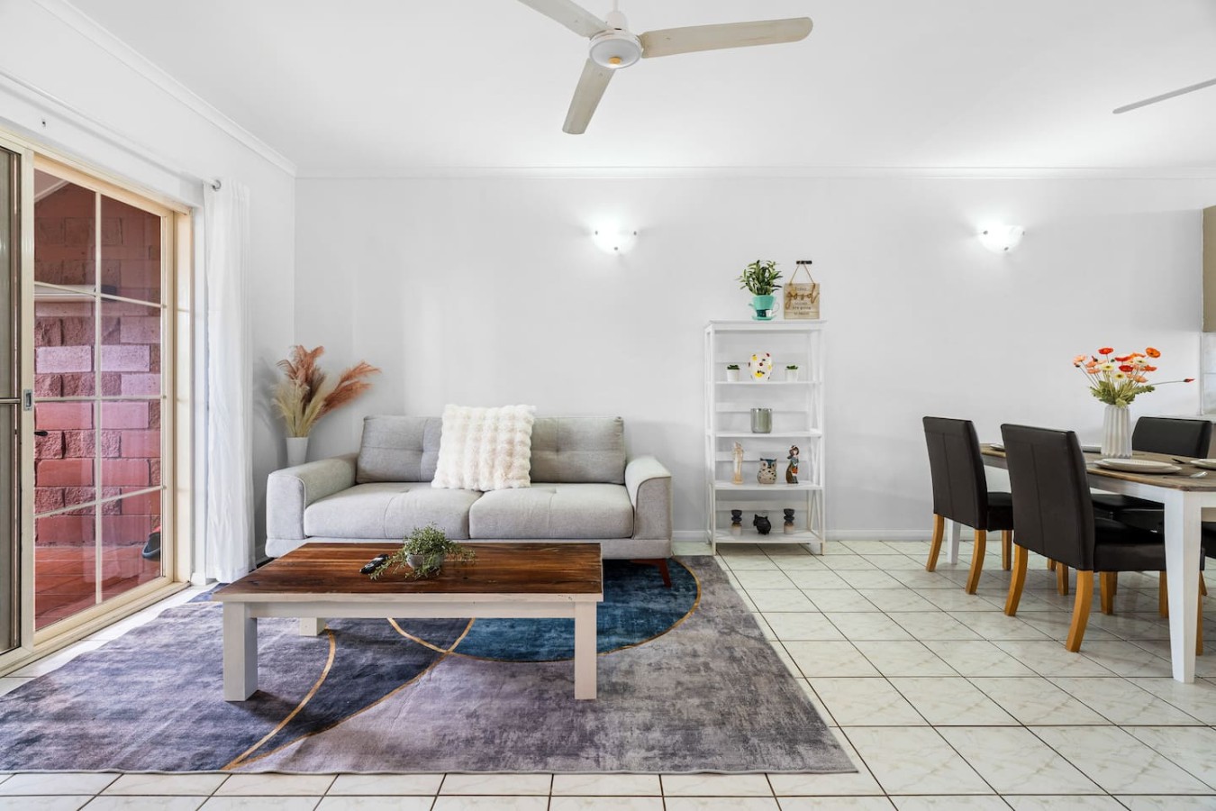 Bright & Cozy Apartment: Central - Modern