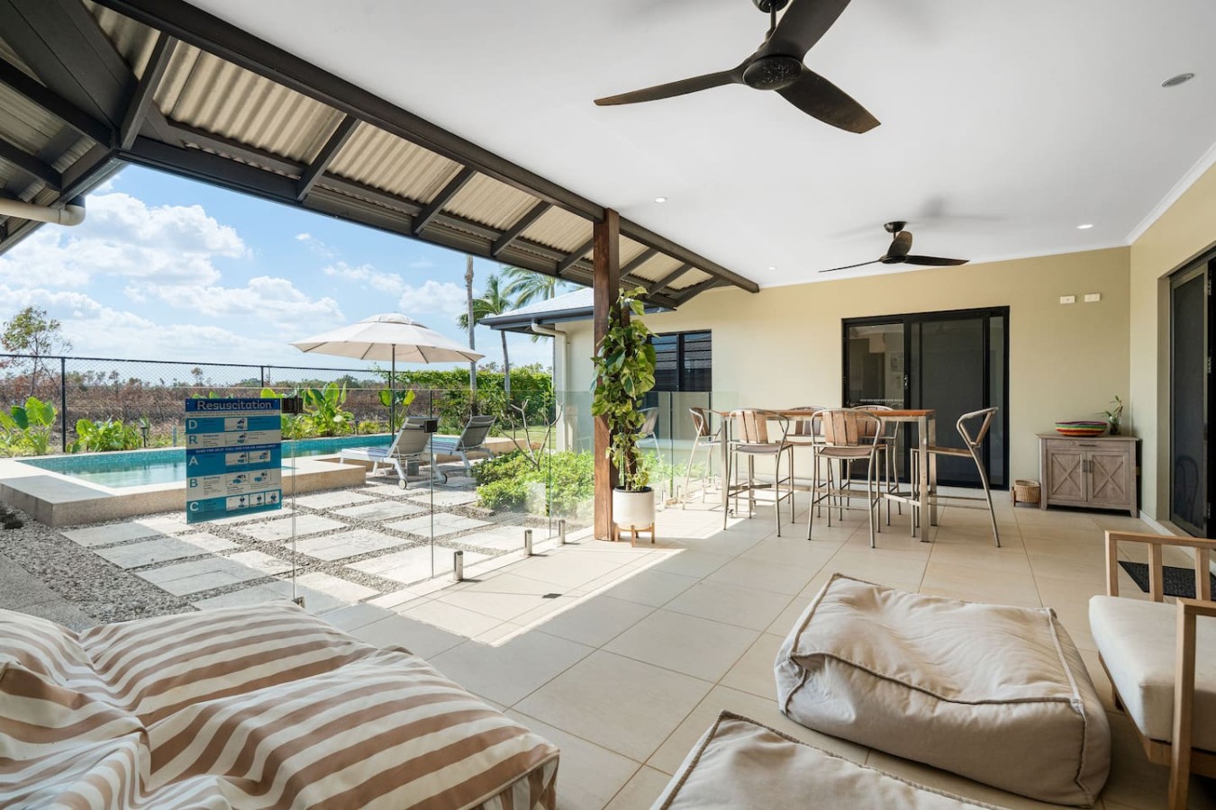Zen Elysium: pool - patio - work desk - garage