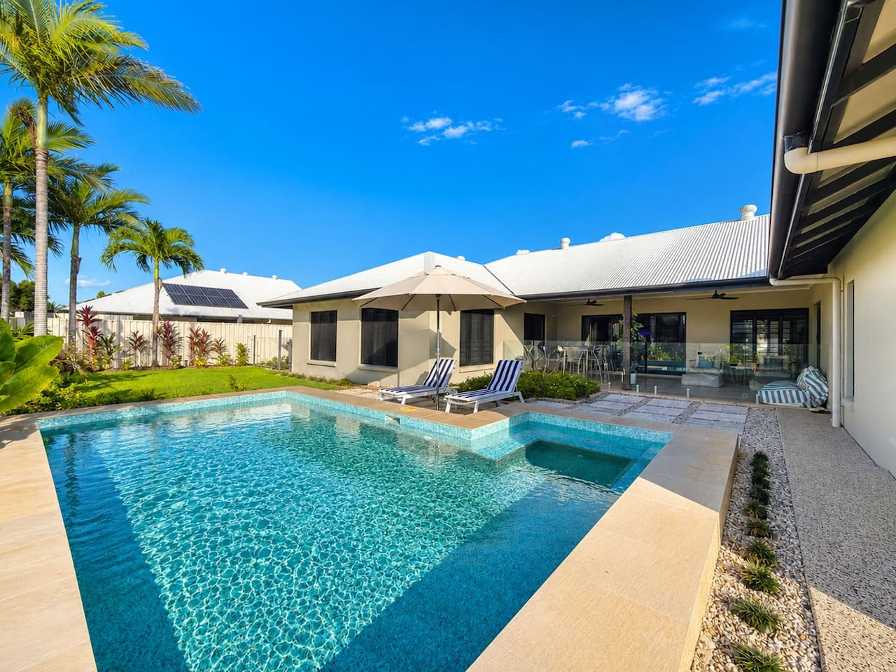 Zen Elysium: pool - patio - work desk - garage