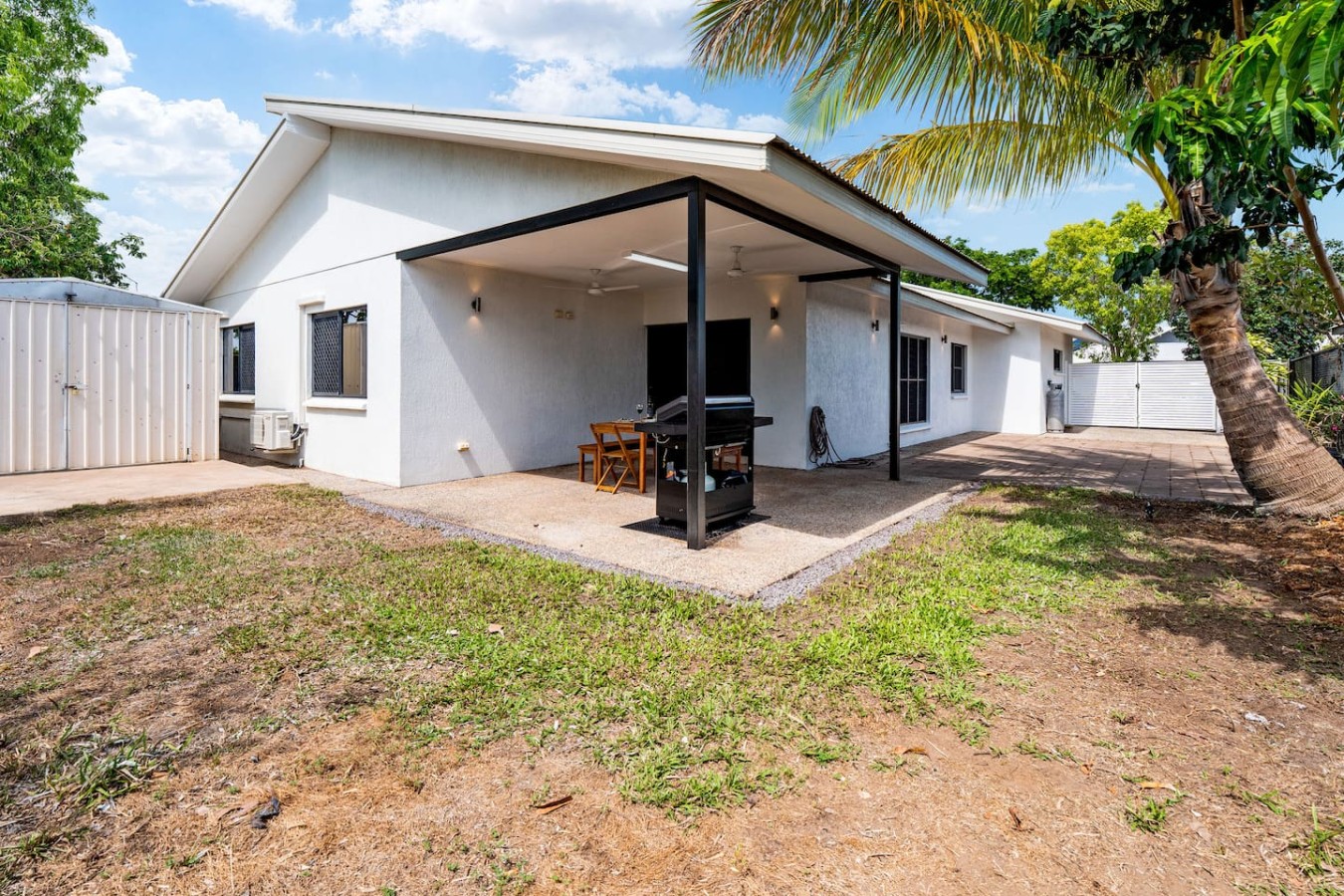 Zenhouse Atrium: patio - garden - garage - BBQ in Lyons, Darwin