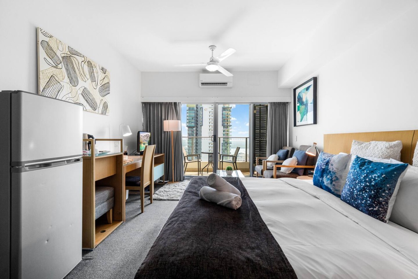 Zen Sunset: Relaxing Hotel Suite with Balcony in Darwin City, Darwin