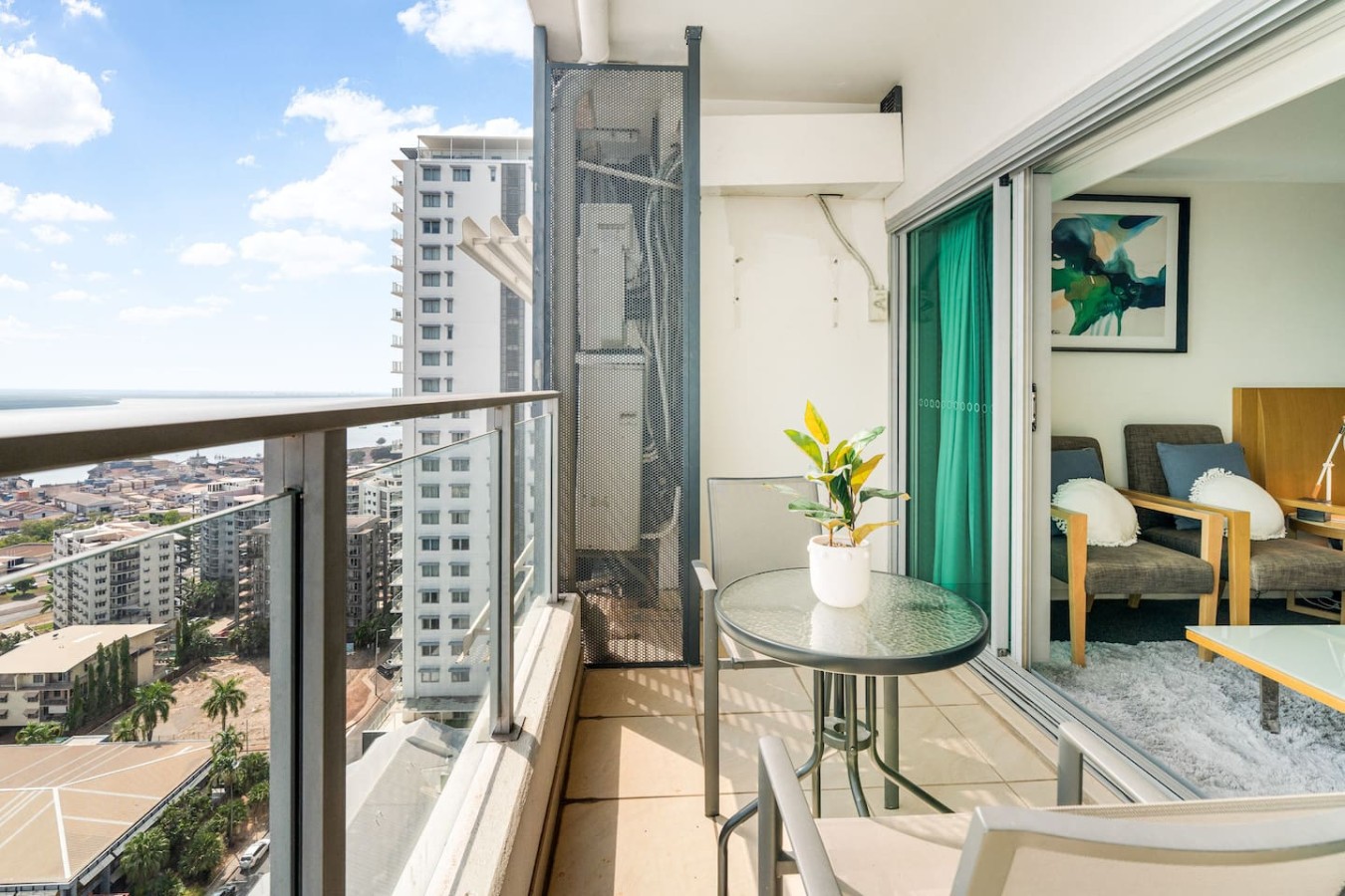 Zen Sunset: Relaxing Hotel Suite with Balcony in Darwin City, Darwin