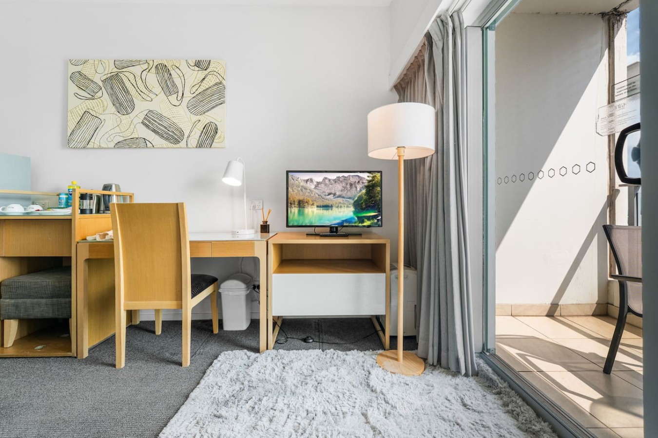 Zen Sunset: Relaxing Hotel Suite with Balcony in Darwin City, Darwin