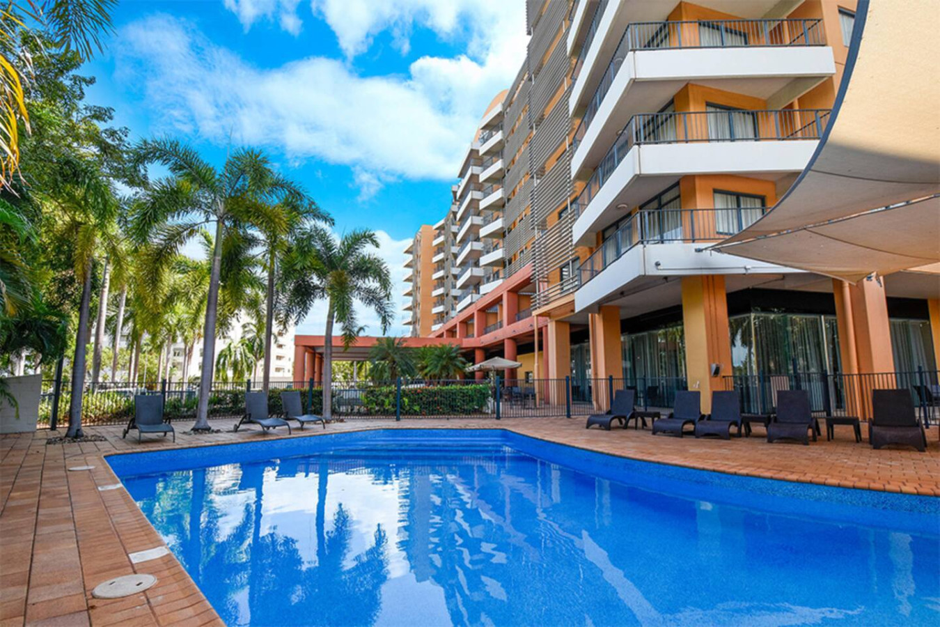 NEW ZEN 88 THE ESPLANADE Sunset Retreat in the CBD - Large Outdoor Pool with Sun Chairs