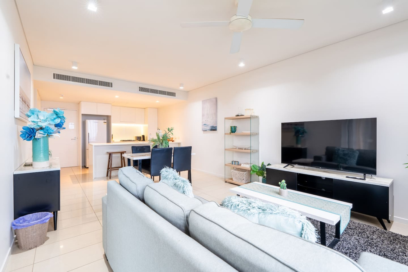 Zen Waterfront: Luxury Holiday Home Family Retreat - Snug and stylish: your perfect retreat for relaxation