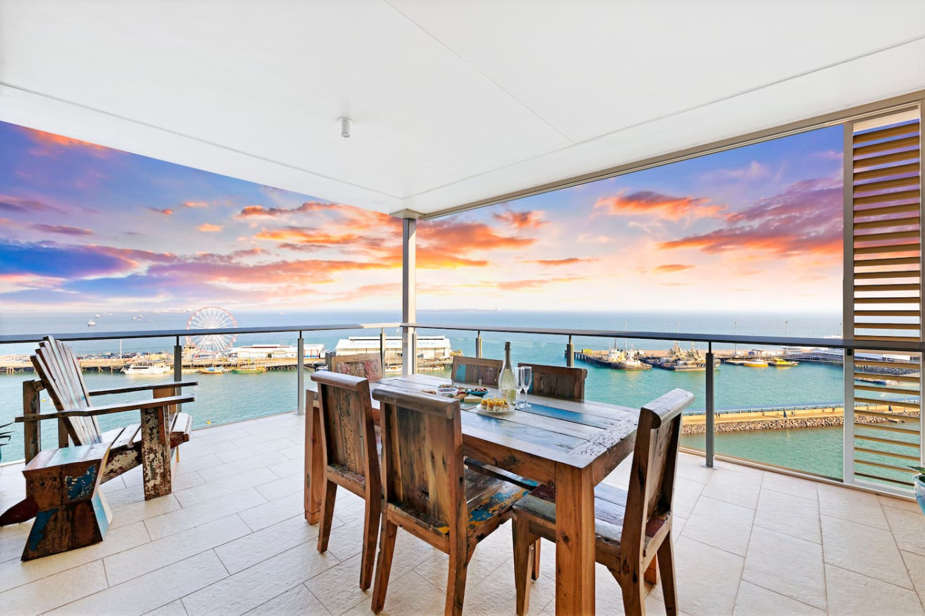Penthouse Haven: Lux Balcony Dining ~ Sea View