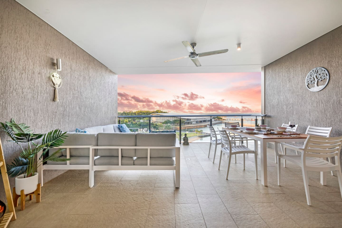 Peninsula Bliss: Sea View ~ Private Balcony Dining