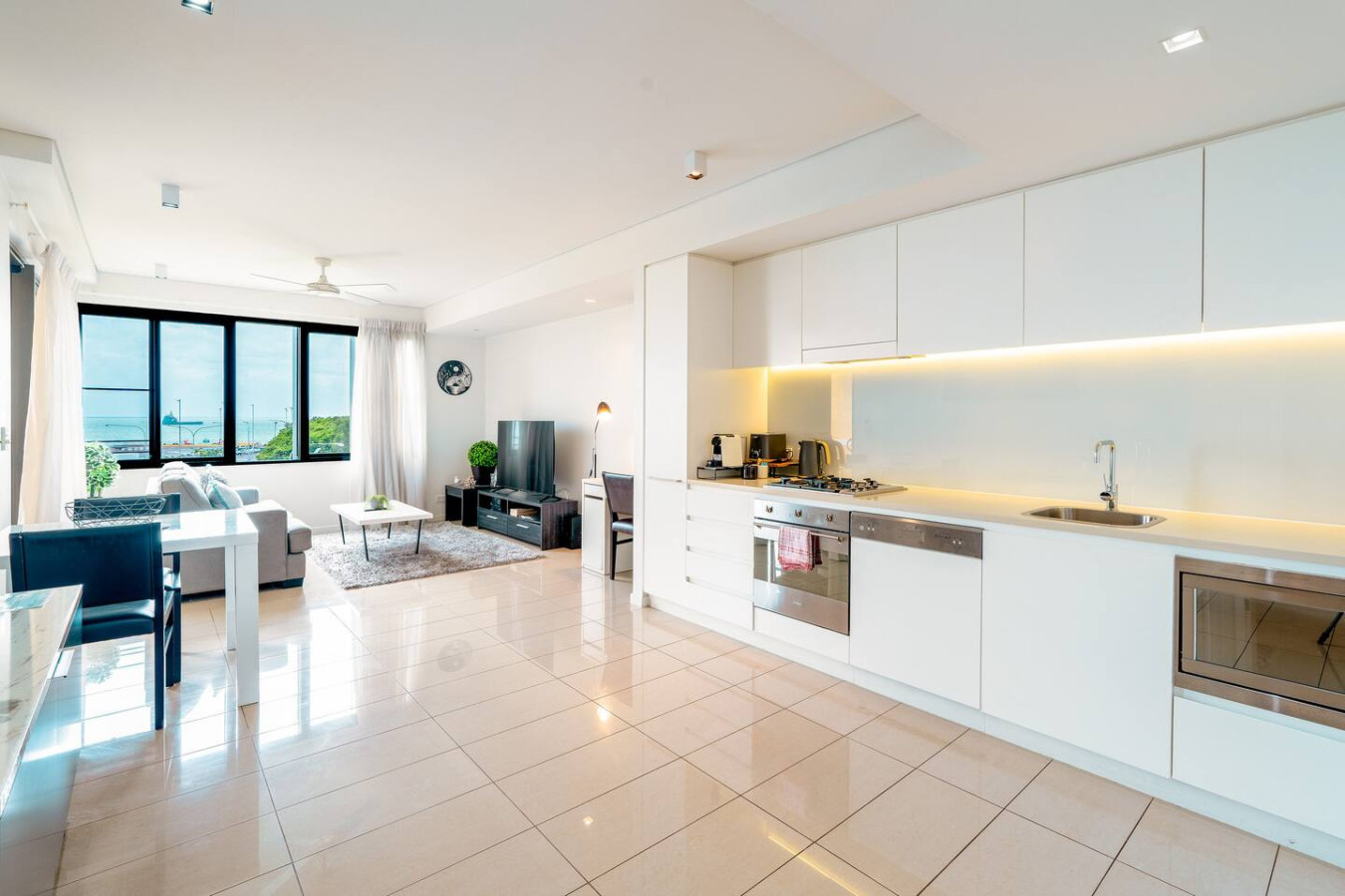 ZEN BY THE OCEAN - 1-BR Executive Biz Retreat - Sweeping vistas from the comfort of home