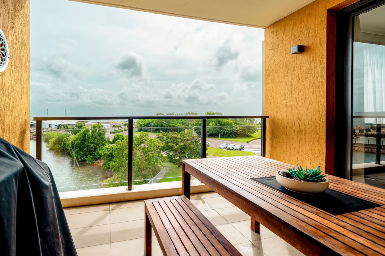 Oceanfront Marvel: Harbour View ~ Pool ~ Parking