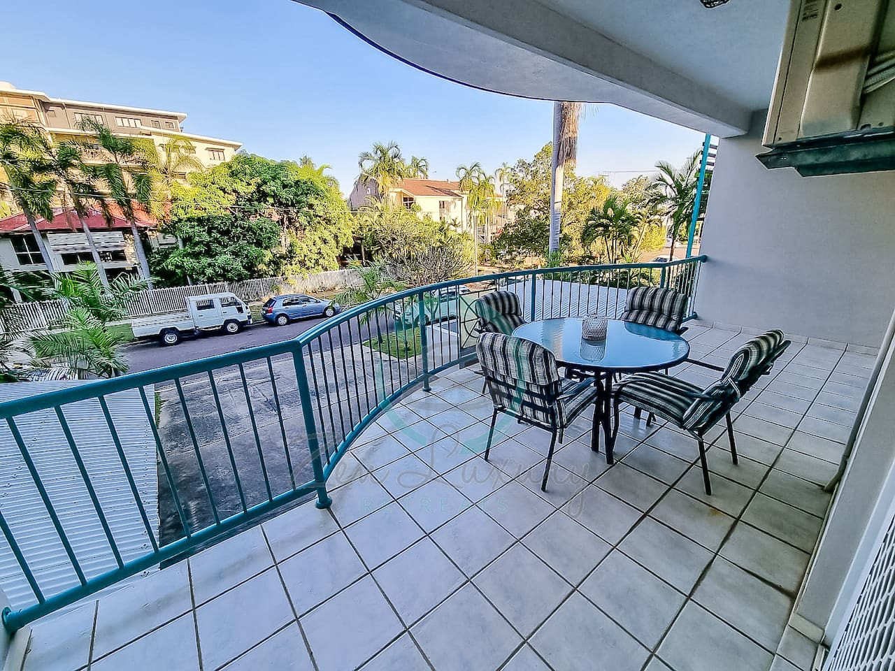 ZEN CITY Modern 1-BR City Apt Near Mindal Markets - Experience outdoor bliss on our tranquil patio oasis, boasting panoramic views of the street