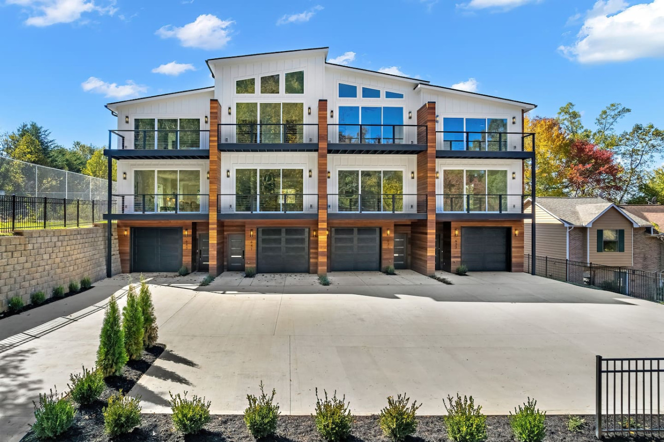 Luxurious Townhome With Private Decks - Charming Modern Haven - Knoxville, TN