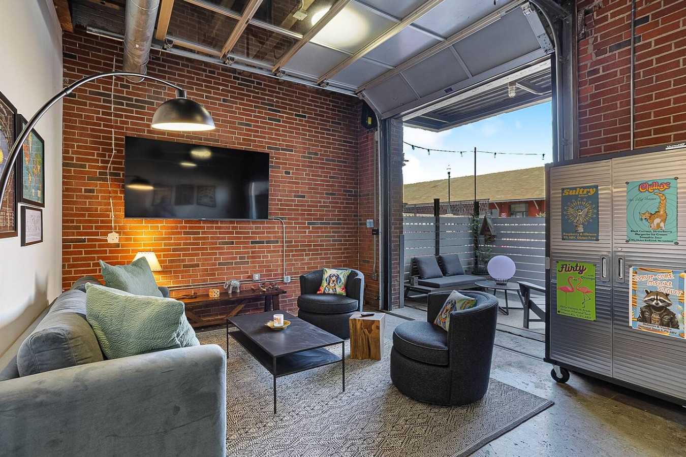 Charming Patio And Industrial Vibes - Cozy Urban Retreat - ノックスビル, TN