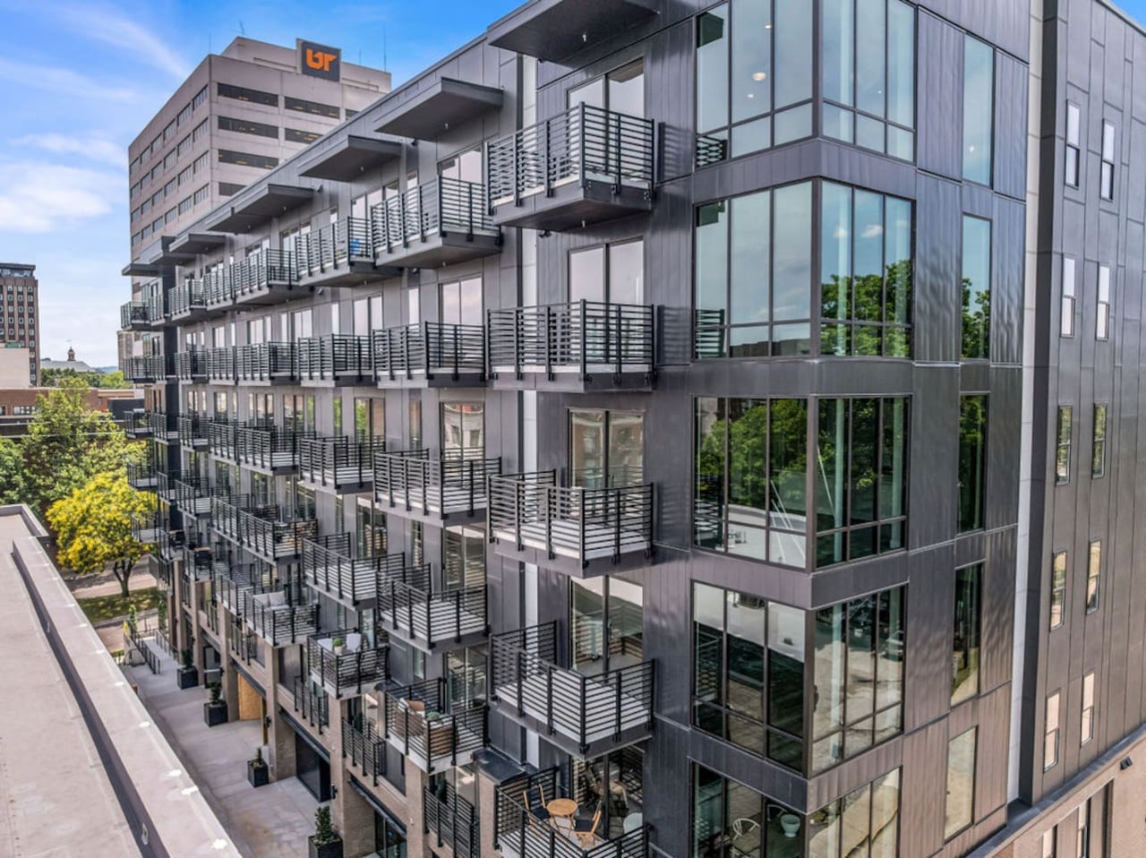 Lone Tree Pass | King + Queen | Balcony + Parking - Knoxville