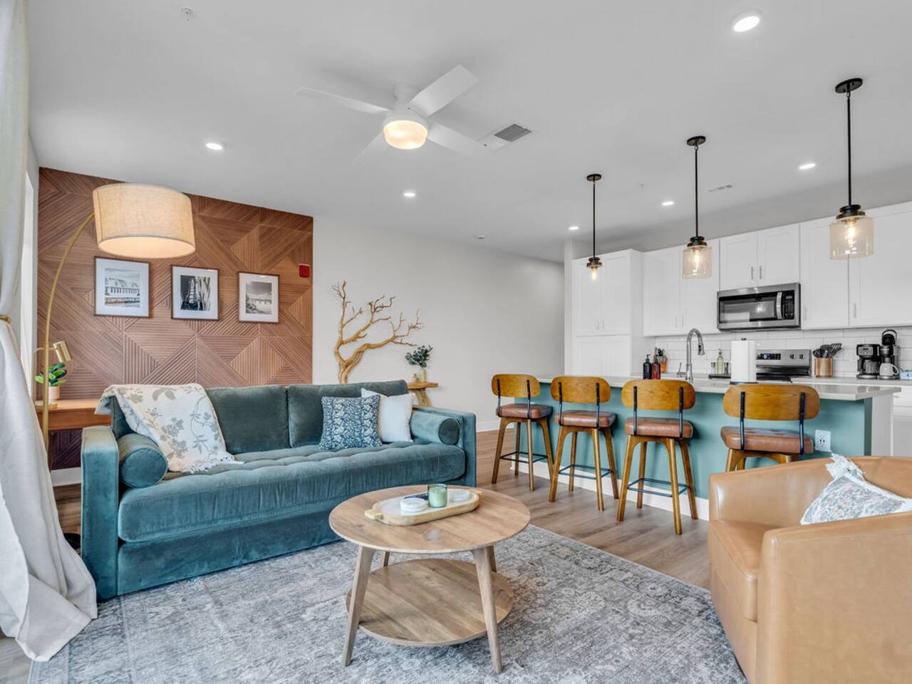 Lone Tree Lux | Queen Bed | Free Parking + Balcony - Knoxville, TN