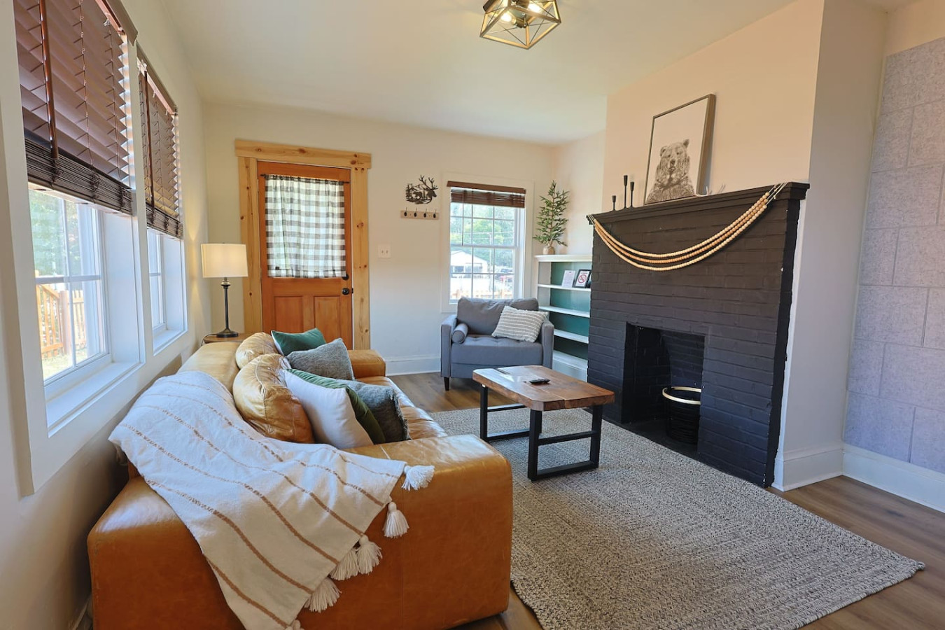 Cozy Cabin Themed Duplex With Outdoor Picnic Area - Charming Escape - 녹스빌