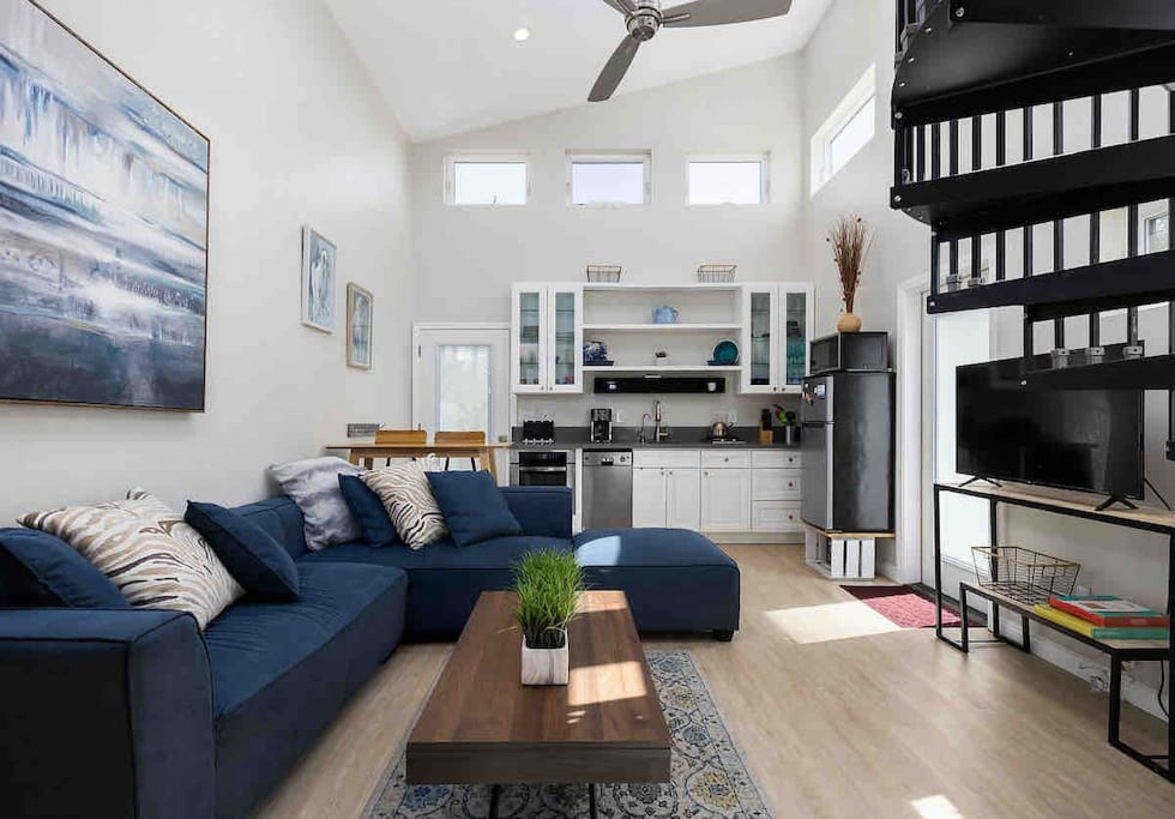 Luxurious Pool And Spacious Yard - Enchanting Oasis Retreat - Orange County, CA
