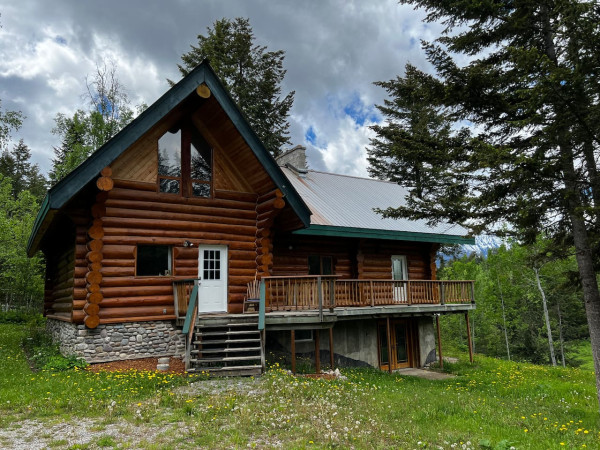Raven's Roost - Log Cabin Minutes from Downtown