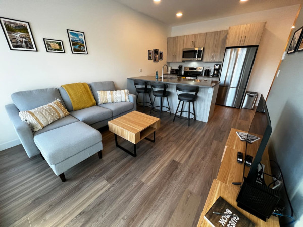 Suite Retreat - Sleek 1 Bed+Den Condo